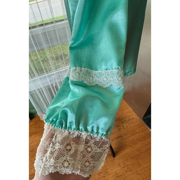 Vintage 1960s pajama top, mint/aqua, wide cream lace yoke & trim, puff shoulders - Picture 7 of 9